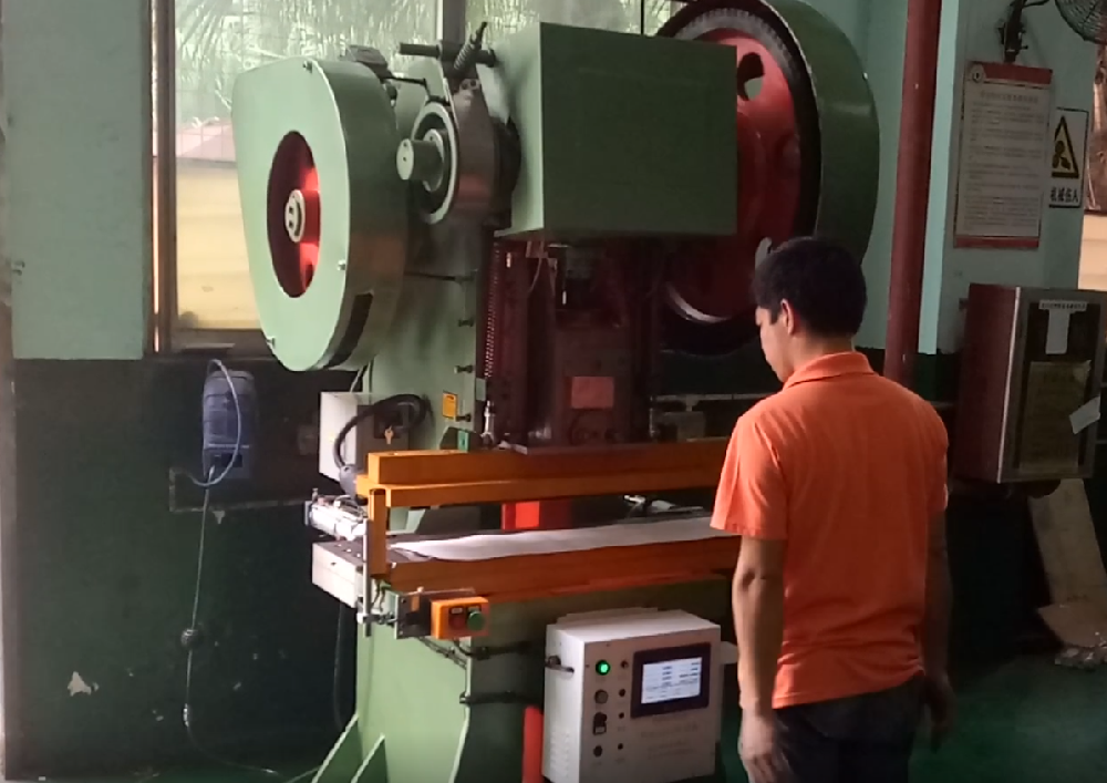 气动单冲半断模切机，960长250宽T40冲床