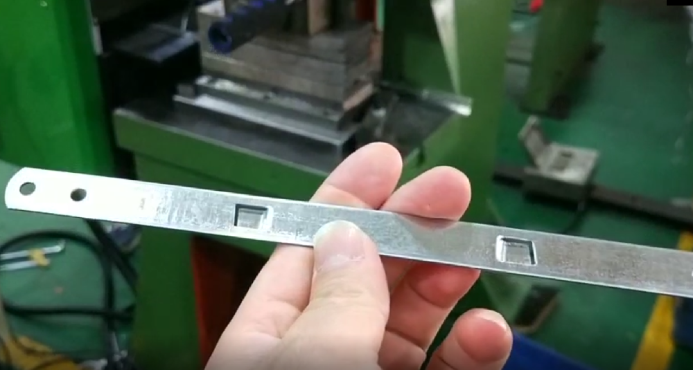 不锈钢条五金冲压生产加工视频