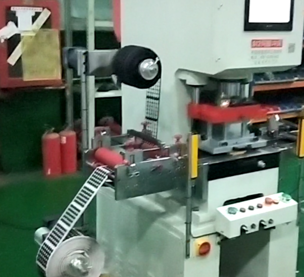 魔术贴冲型机粘扣带模切