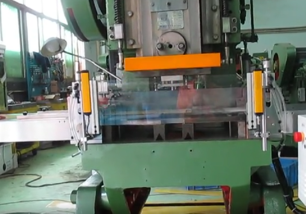 60T片材五金模两用模切机试机视频