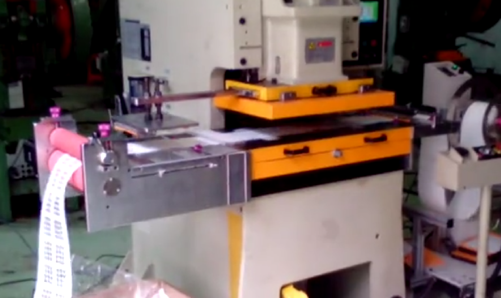 大面积产品落料模切机试机视频