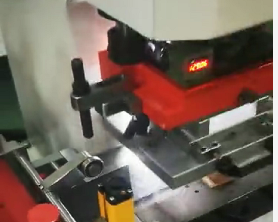 全自动高速伺服冲床设备加工产品视频