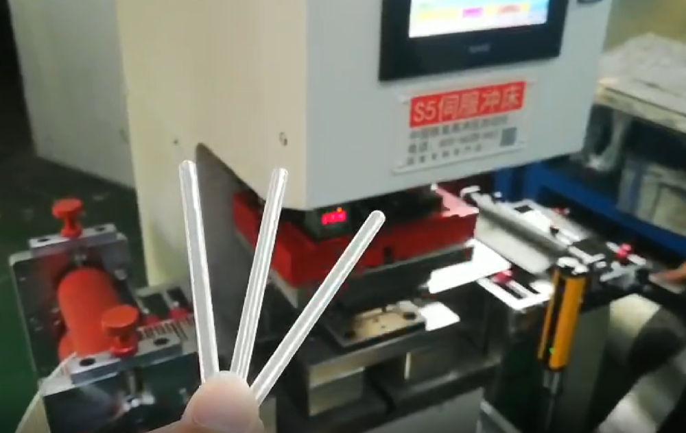 N95口罩固定位鼻梁铝条生产视频