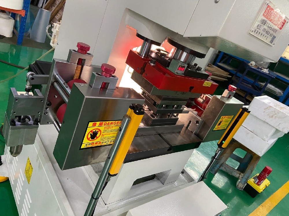 风口型材冲切生产自动设备视频