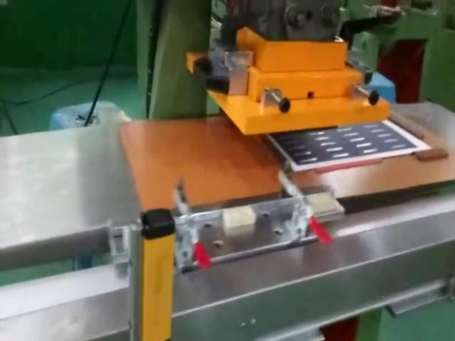 丝杆导轨式冲压视频