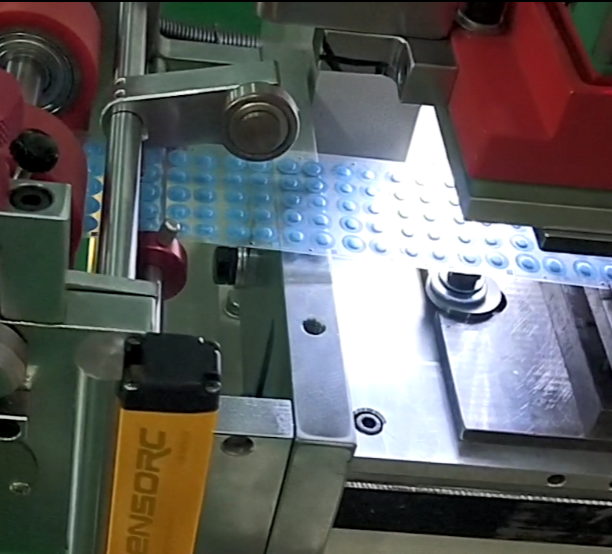 PET面贴鼓包机器-模切鼓包一体机