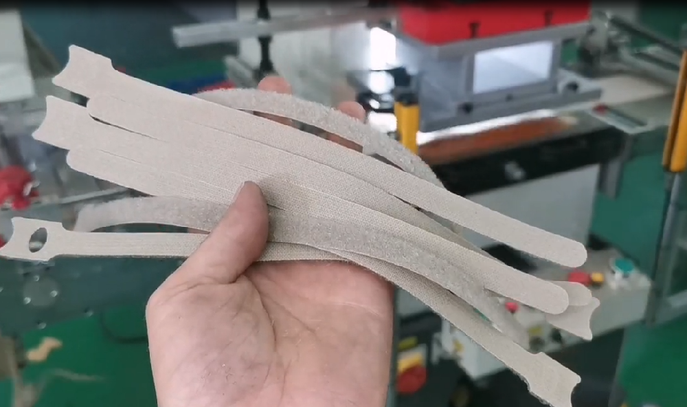 长条魔术贴扎带模切机冲型视频