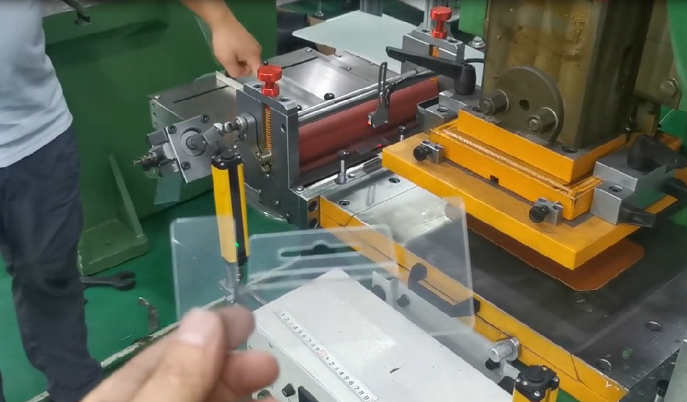 pvc挂钩冲切机视频