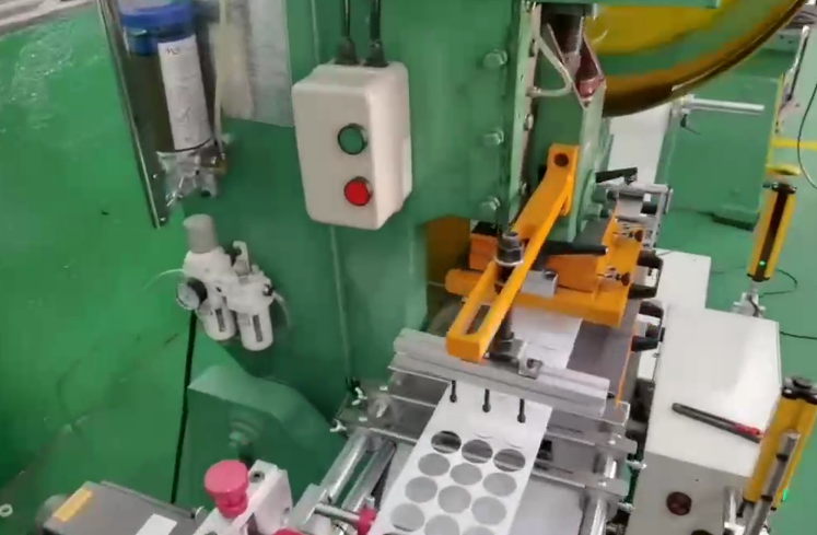 白色压敏垫片模切冲型视频