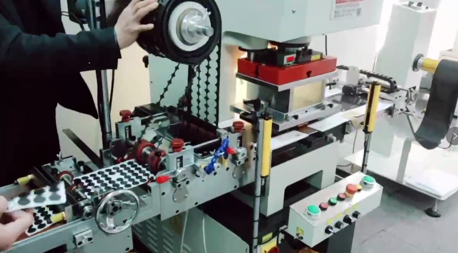 橡胶脚垫模切机冲型加工视频