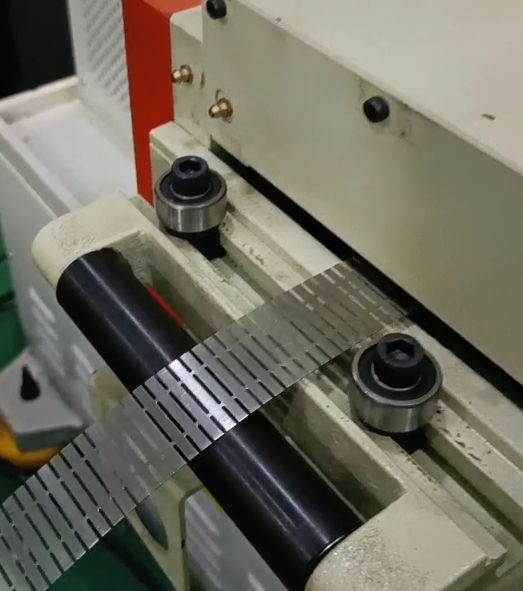 不锈钢片快速冲压冲型视频